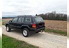 Jeep Grand Cherokee Limited LX 5.9 Auto Limited.