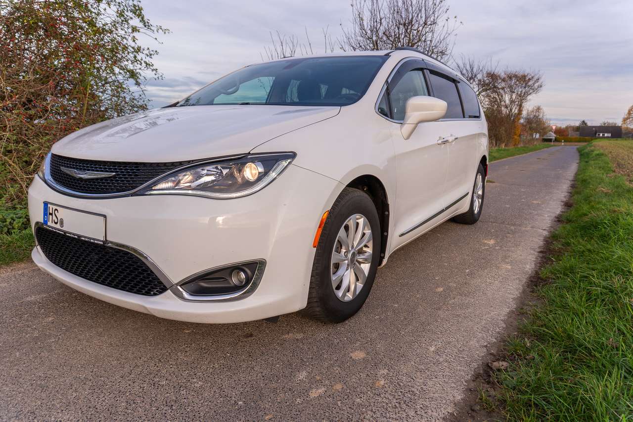 Second hand Chrysler Pacifica 