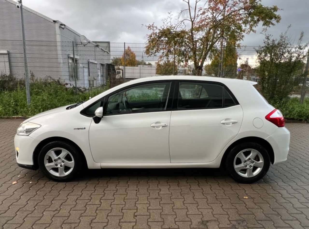 Second hand Toyota Auris 1.8 Hybrid