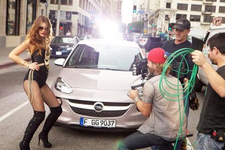Topmodel-Kandidatin Stefanie flirtet mit Opel ADAM