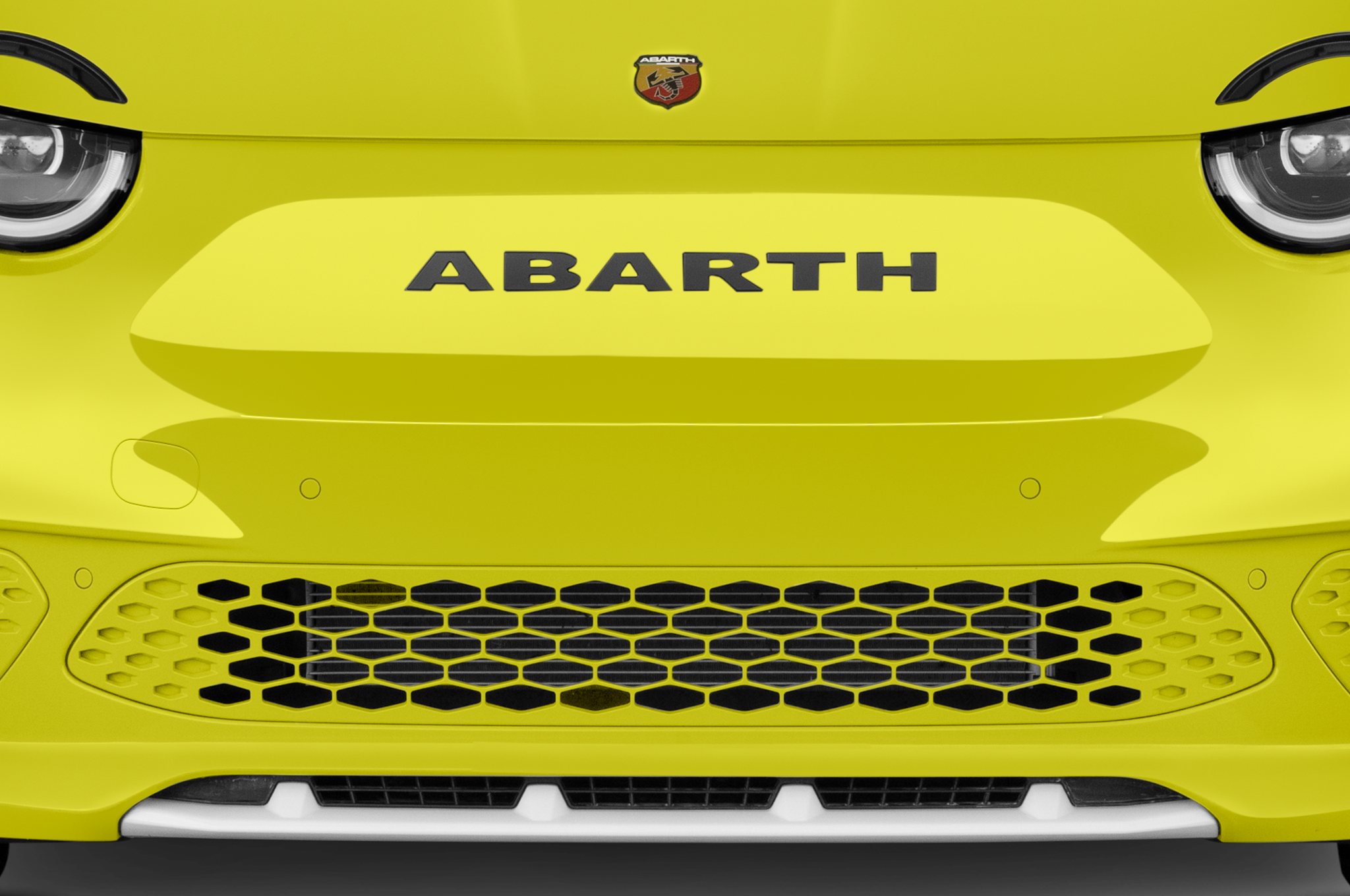 Abarth 500e (Baujahr 2023) Turismo 3 Türen Kühlergrill und Scheinwerfer