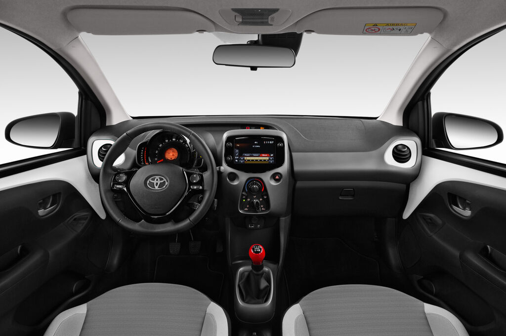 Toyota Aygo (Baujahr 2019) x-sky 5 Türen Cockpit und Innenraum