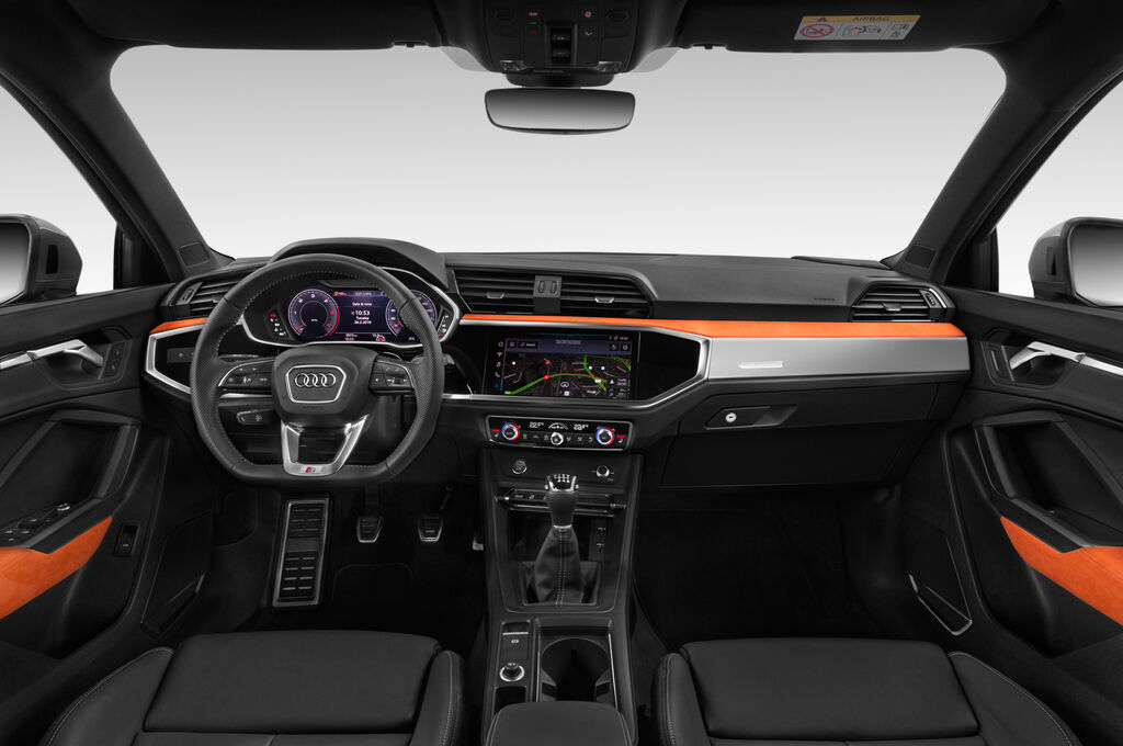 Audi Q3 (Baujahr 2019) S line 5 Türen Cockpit und Innenraum