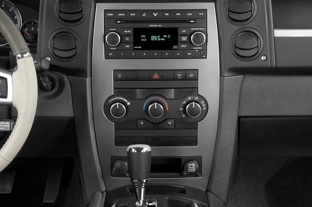 Jeep Commander (Baujahr 2009) Limited 5 Türen Mittelkonsole