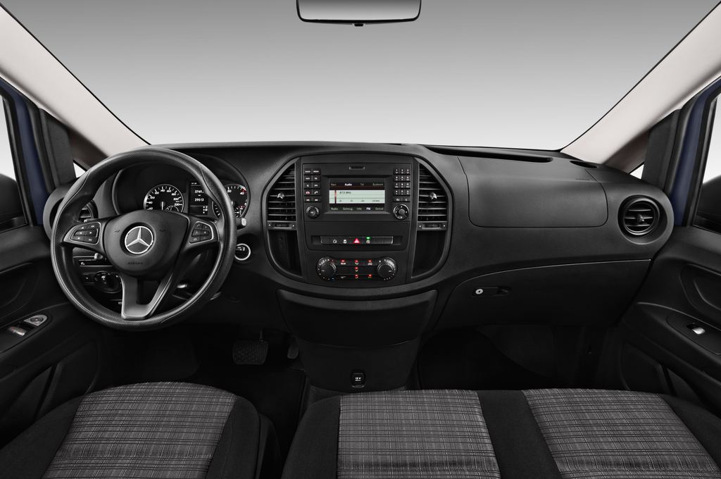 Mercedes Vito Tourer (Baujahr 2017) Pro 4 Türen Cockpit und Innenraum