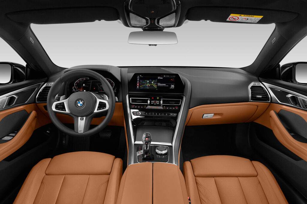 BMW 8 Series Gran Coupe (Baujahr 2019) Basis 4 Türen Cockpit und Innenraum