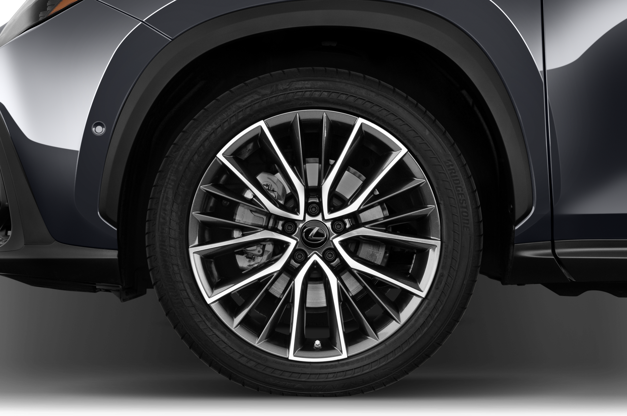 Lexus NX (Baujahr 2022) 350h Luxury Line 5 Türen Reifen und Felge