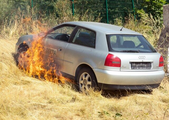 Parken auf Wiesen und Feldern - Vorsicht, Brandgefahr!