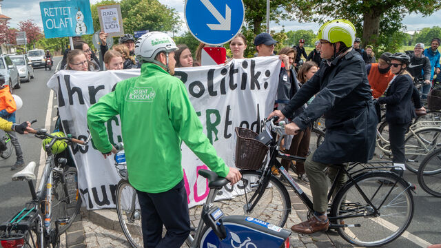 Umfangreiche StVO-Novelle geplant - Mehr Radfahrerschutz, harte Strafen für Rettungsgassen-Verhinderer