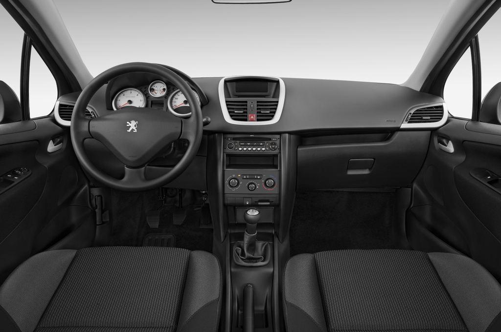 Peugeot 207 (Baujahr 2010) Filou 3 Türen Cockpit und Innenraum