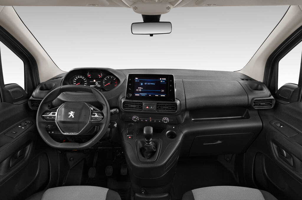 Peugeot Partner (Baujahr 2020) Premium Long 4 Türen Cockpit und Innenraum
