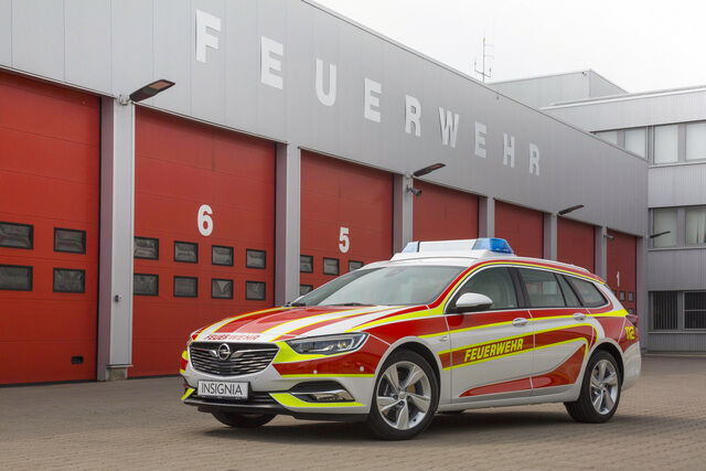 Rettmobil in Fulda - Feuerwehrtaufe für neue Autos