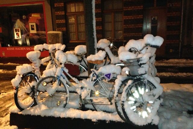 Radfahren unter widrigen Wetterbedingungen - Bei verschneitem Radweg auf die Straße ausweichen