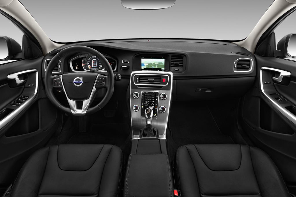 Volvo V60 Cross Country (Baujahr 2017) Summum 5 Türen Cockpit und Innenraum