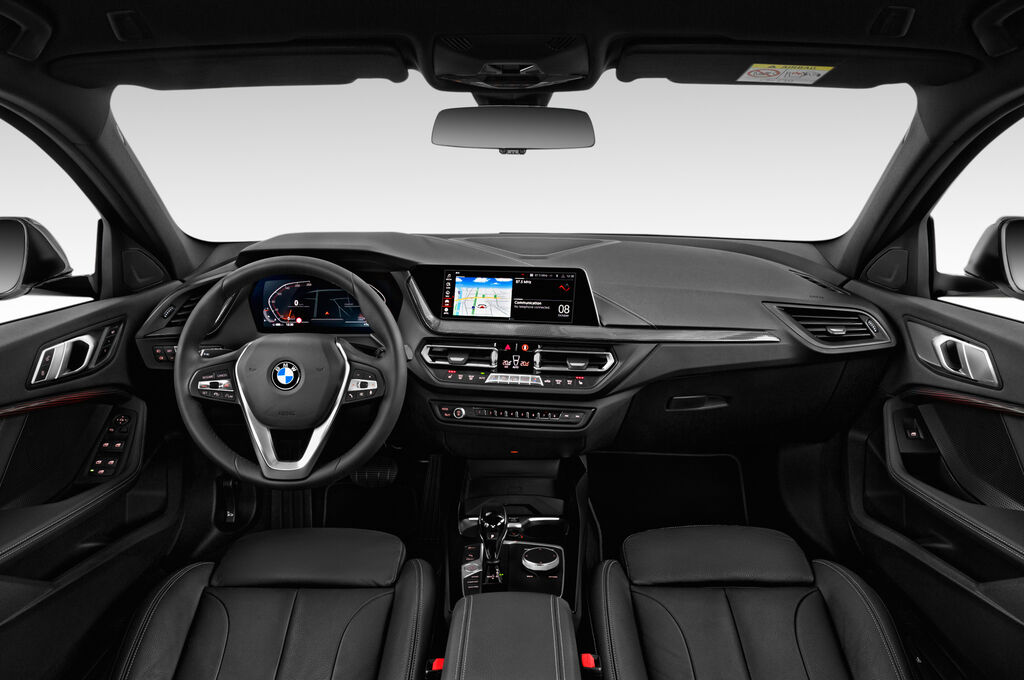BMW 1 Series (Baujahr 2020) Sport Line 5 Türen Cockpit und Innenraum