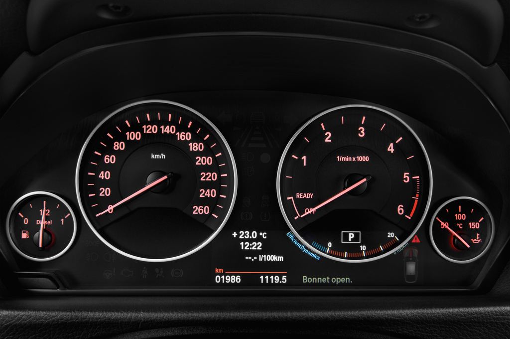 BMW 3 Series (Baujahr 2013) Luxury Line 5 Türen Tacho und Fahrerinstrumente