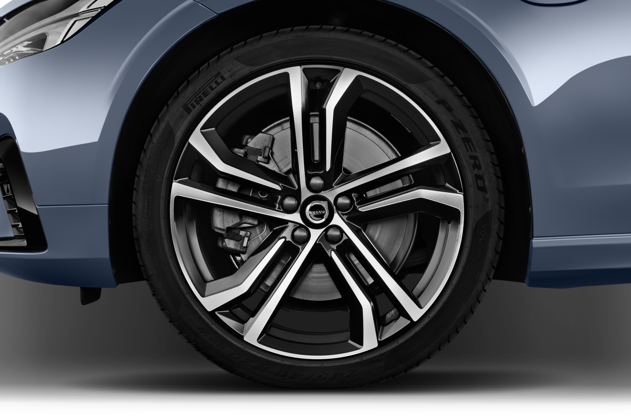 Volvo V90 Recharge (Baujahr 2021) R-Design 5 Türen Reifen und Felge