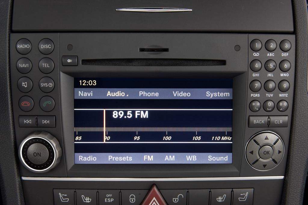 Mercedes SLK (Baujahr 2010) 300 2 Türen Radio und Infotainmentsystem