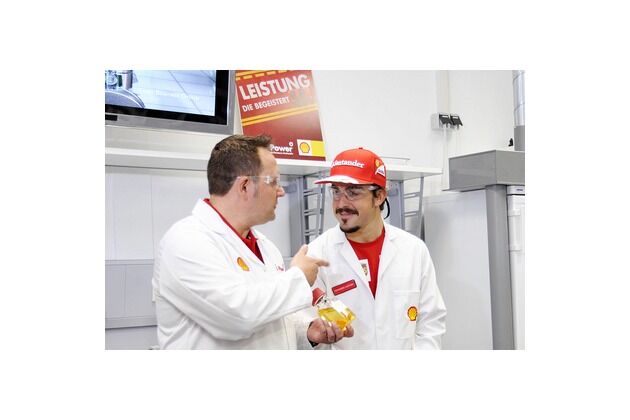 Scuderia Ferrari-Pilot Alonso besucht Shell Kraftstofflabor