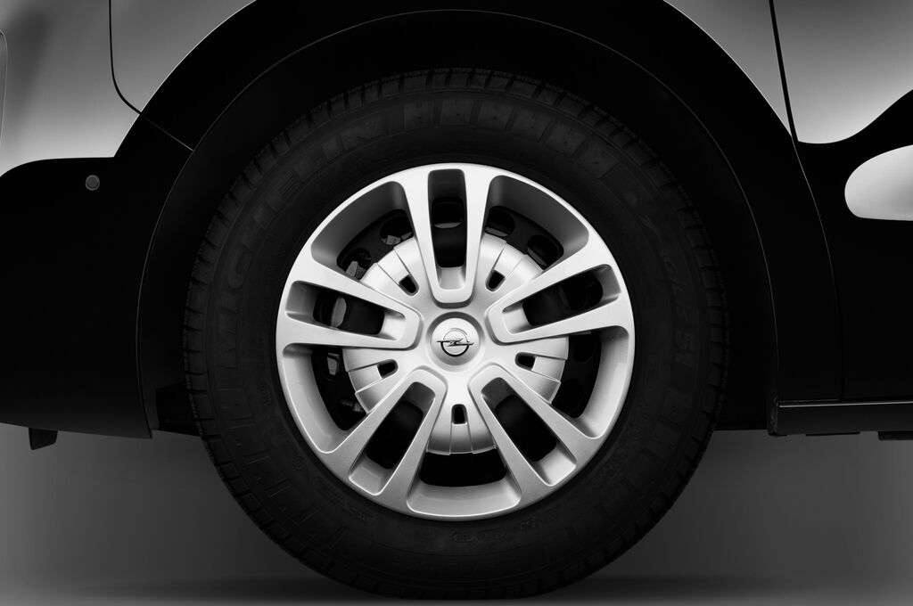 Opel Vivaro (Baujahr 2020) Innovation DK 4 Türen Reifen und Felge
