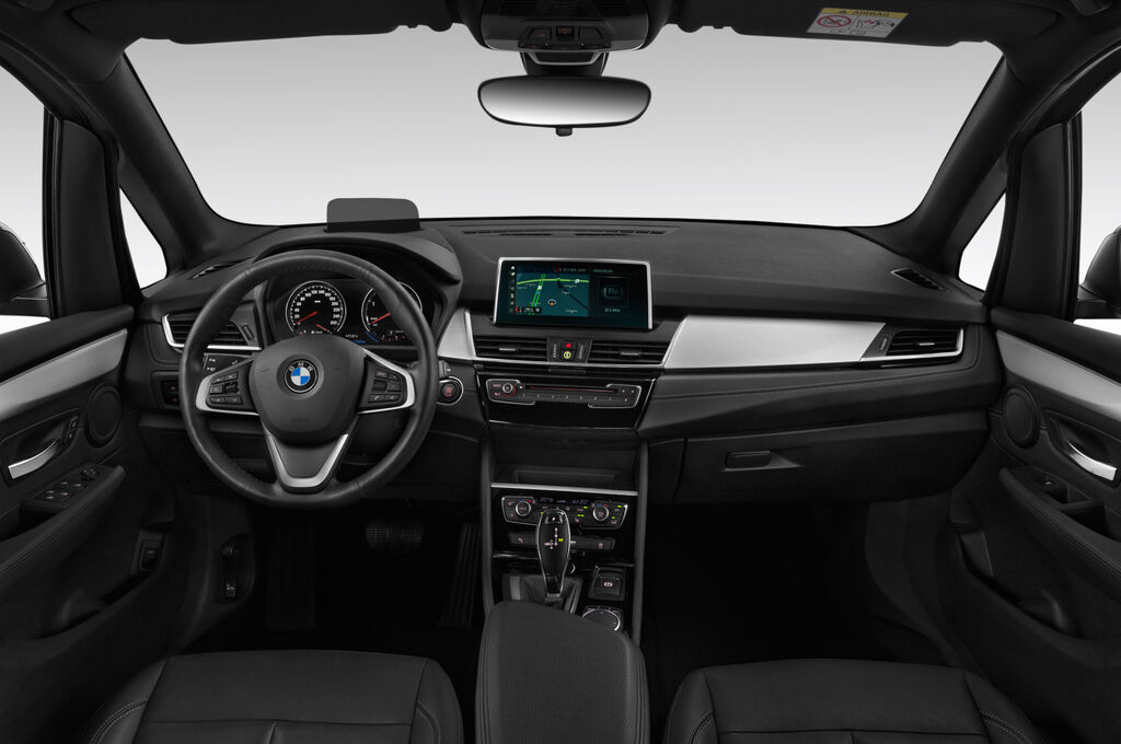 BMW 2 Series Active Tourer (Baujahr 2018) Luxury 5 Türen Cockpit und Innenraum