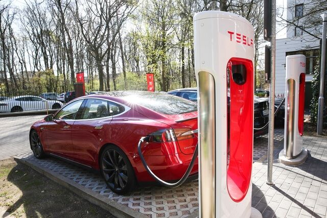 Tesla rüstet Supercharger auf - 30 kW mehr am alten Anschluss
