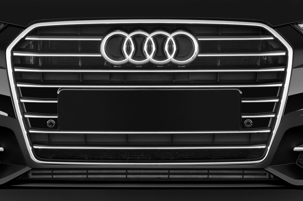 Audi A6 Avant (Baujahr 2018) S Line 5 Türen Kühlergrill und Scheinwerfer