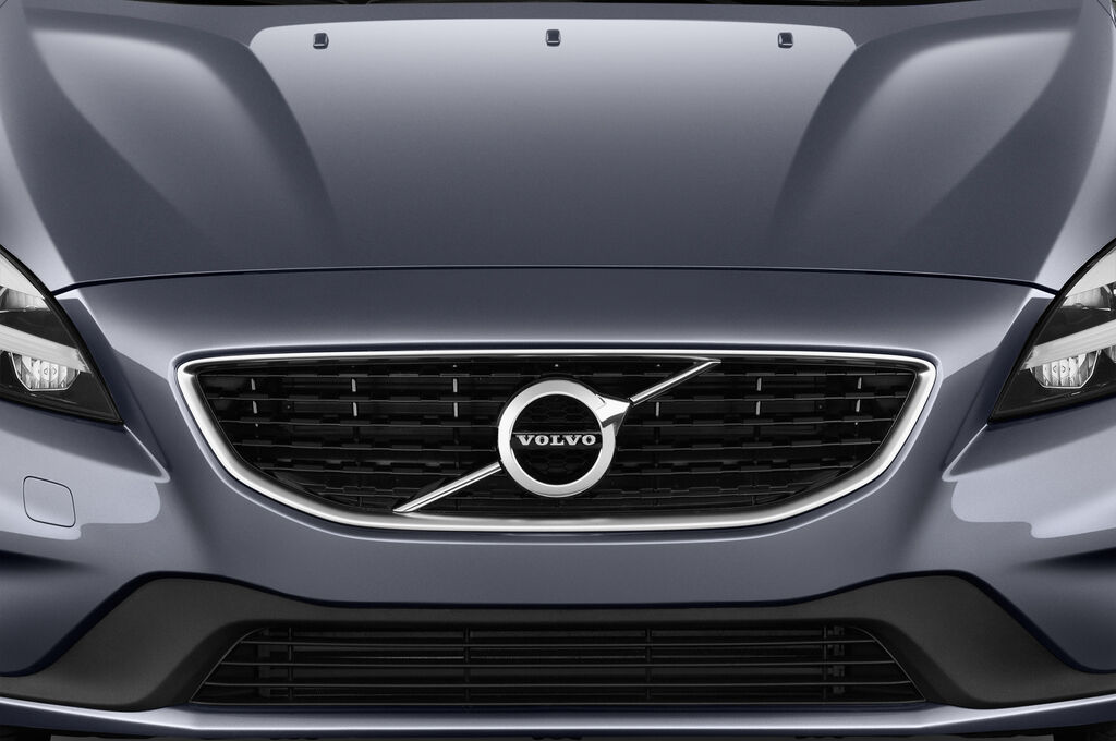 Volvo V40 (Baujahr 2018) R-Design 5 Türen Kühlergrill und Scheinwerfer
