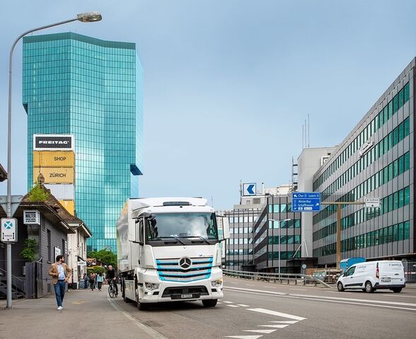 Lkw Parkchaos entlang der deutschen Autobahnen - Gefahrenzone Autobahn