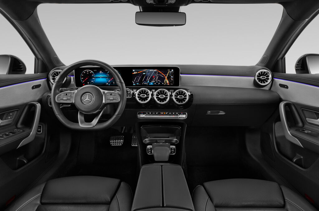 Mercedes A Class (Baujahr 2019) - 4 Türen Cockpit und Innenraum