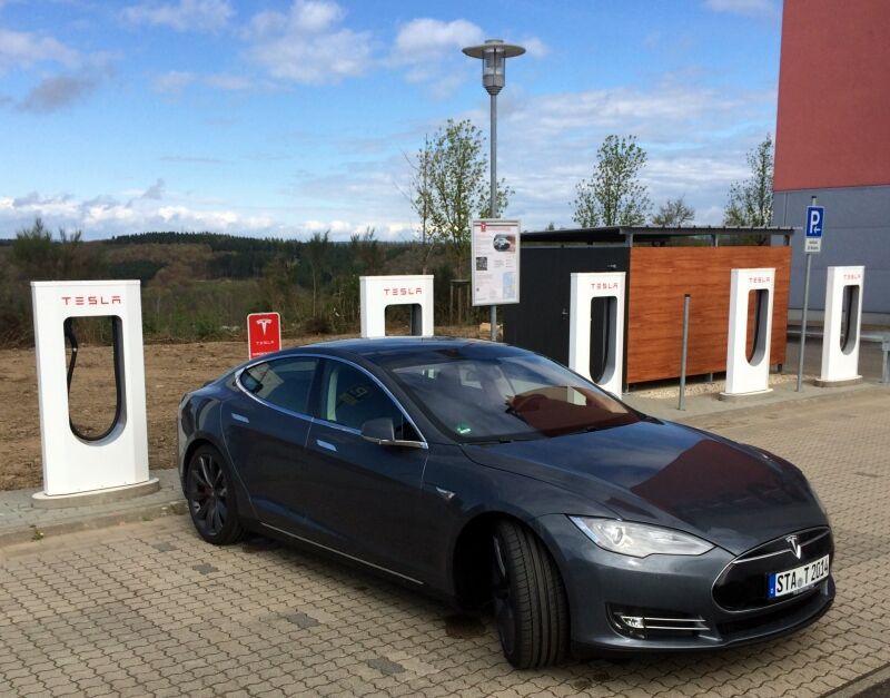 Supercharger an Autobahnen - Tesla on Tour