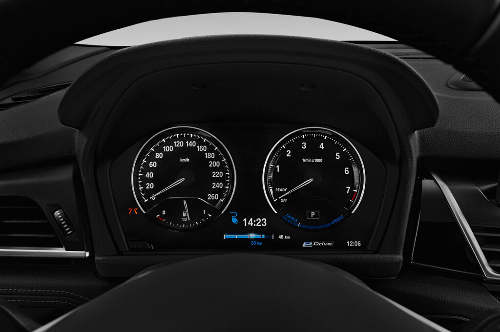 BMW 2 Series Active Tourer (Baujahr 2018) iperformance Sport Line 5 Türen Tacho und Fahrerinstrumente