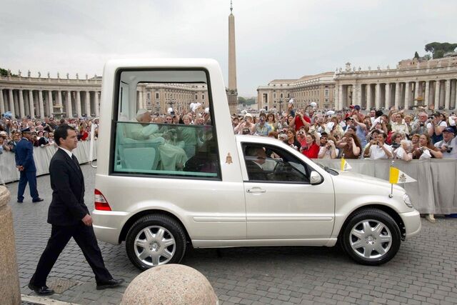 Neues Papamobil - Der Papst fährt elektrisch