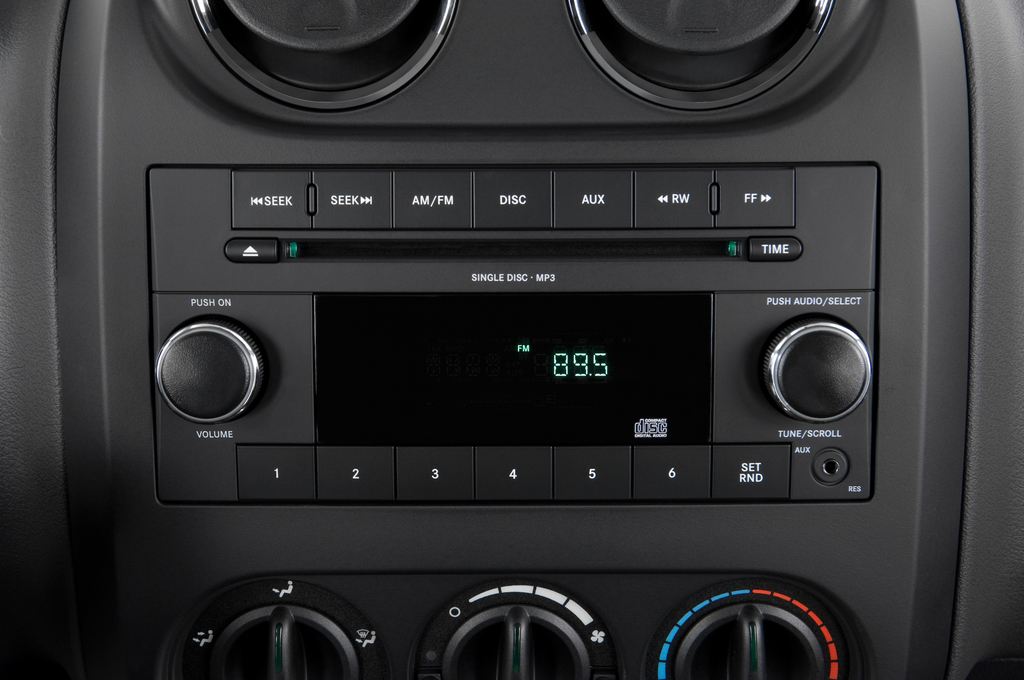Jeep Compass (Baujahr 2010) Sport 5 Türen Radio und Infotainmentsystem