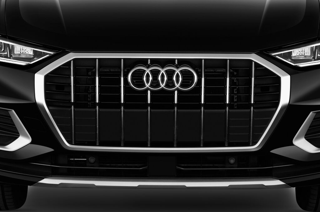 Audi Q3 (Baujahr 2019) Advanced 5 Türen Kühlergrill und Scheinwerfer