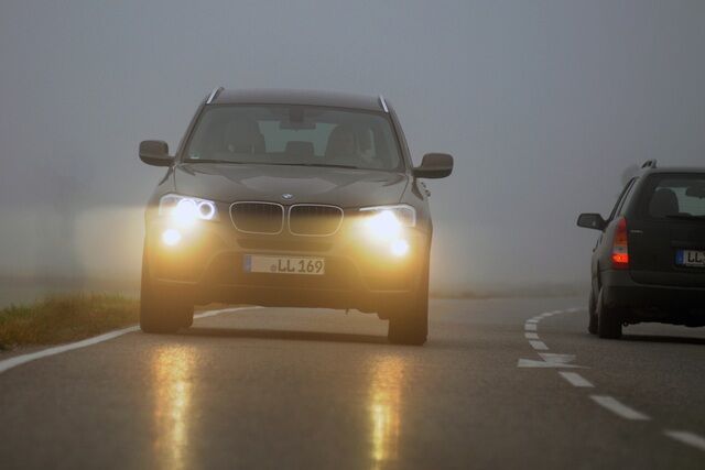 Ratgeber: Fahren bei Nebel   -  Mit korrektem Licht und ruhiger Fahrweise