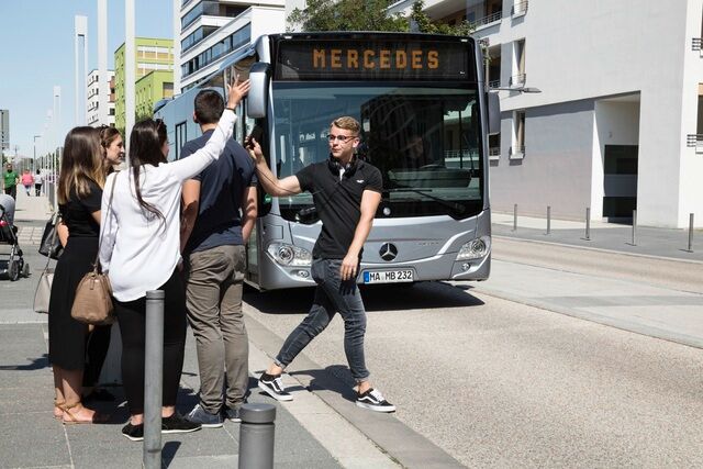 Aktiver Bremsassistent für Stadtbusse  - Weltpremiere bei Mercedes 