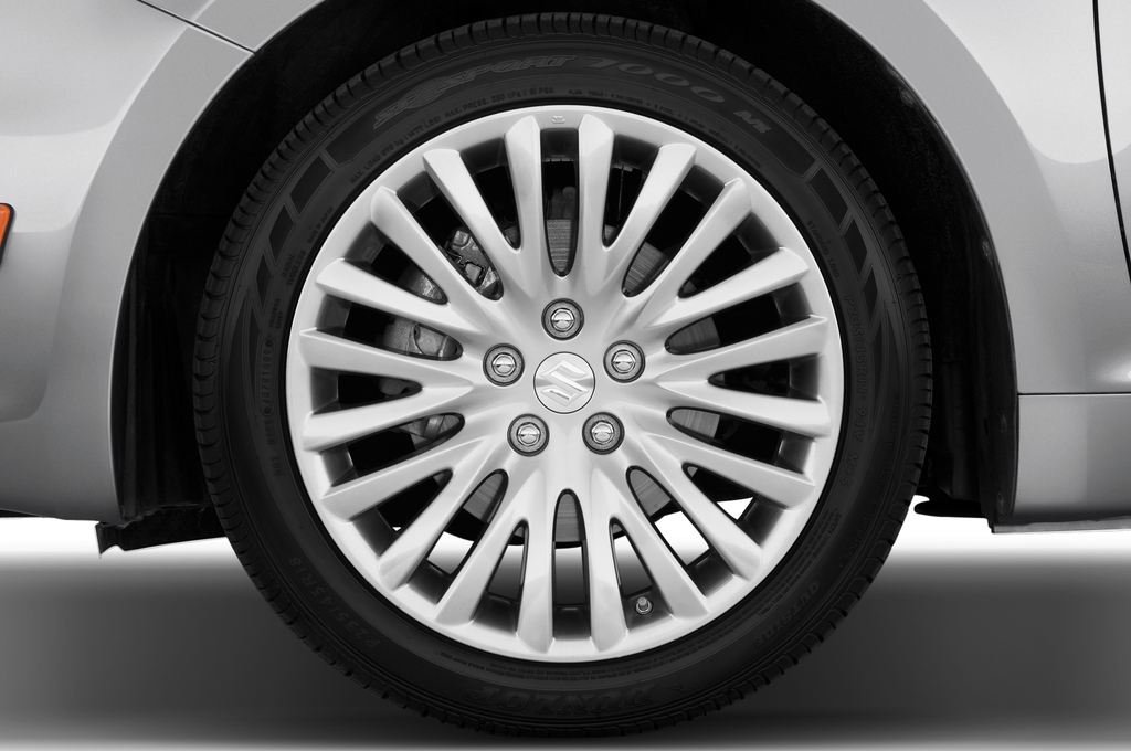 Suzuki Kizashi (Baujahr 2010) Sport 4 Türen Reifen und Felge