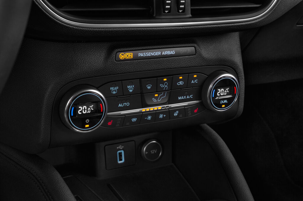 Ford Focus (Baujahr 2018) Titanium 5 Türen Temperatur und Klimaanlage