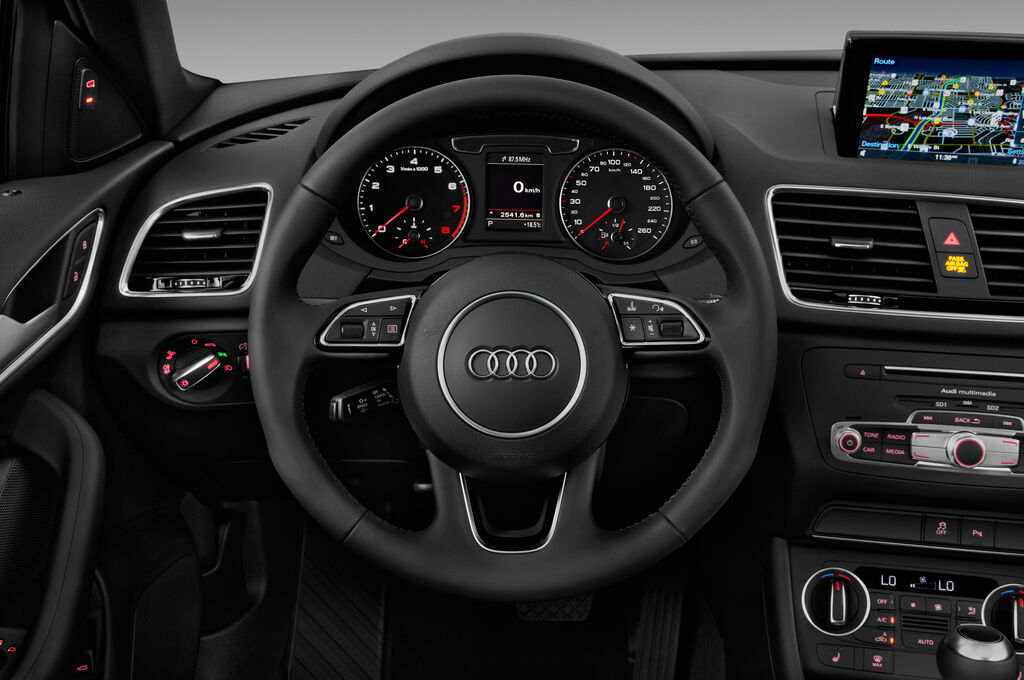 Audi Q3 (Baujahr 2018) - 5 Türen Lenkrad