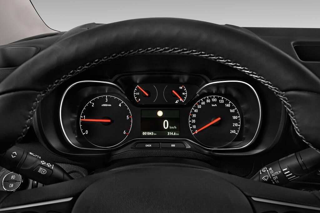 Opel Combo (Baujahr 2019) Edition 4 Türen Tacho und Fahrerinstrumente