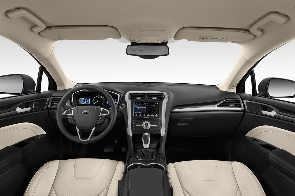 Ford Mondeo (Baujahr 2019) Hybrid 5 Türen Cockpit und Innenraum