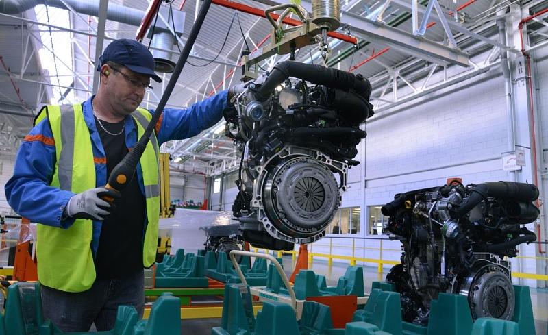 Der 3-Zylinder-Motor des Citroen C4 e-THP in der Montage