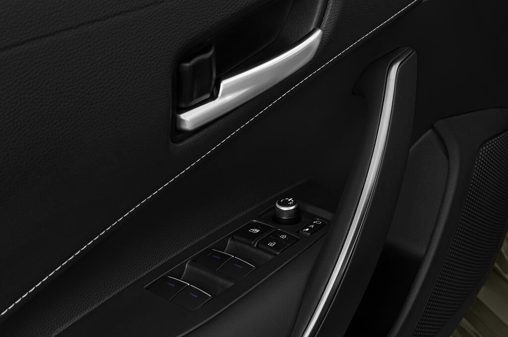 Toyota Corolla (Baujahr 2019) Hybrid Club 5 Türen Bedienungselemente Tür