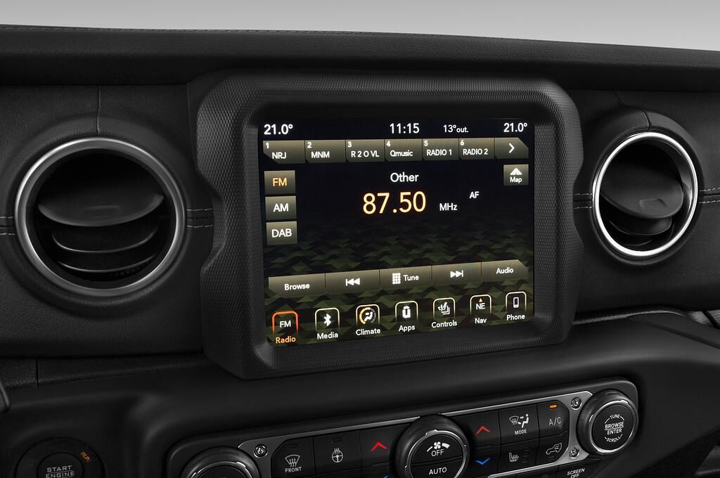Jeep Wrangler Unlimited (Baujahr 2019) Sahara 5 Türen Radio und Infotainmentsystem