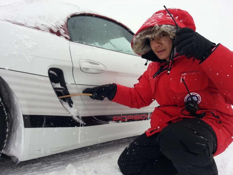 Sind sich für keine Arbeit zu schade: die Instrukutoren bei Porsche Snow Force.