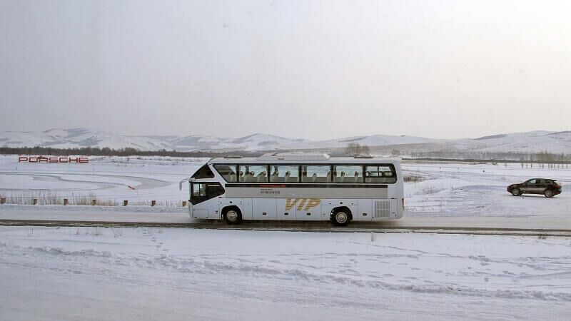 Per VIP-Bus findet der Transfer der Teilnehmer statt.