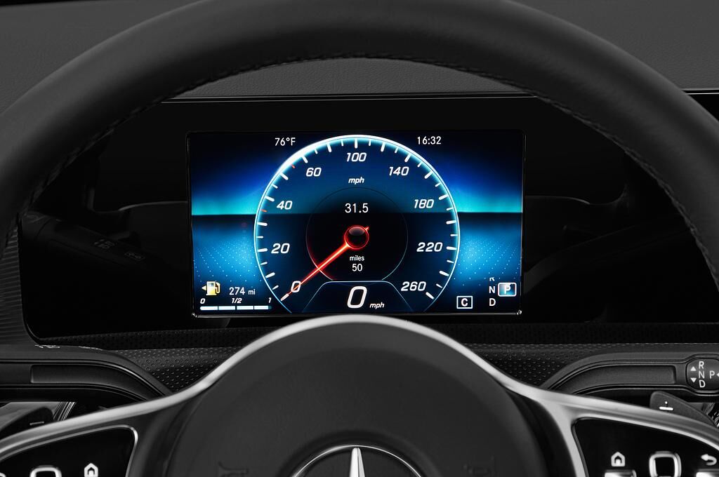 Mercedes A Class (Baujahr 2019) Progressive Line 4 Türen Tacho und Fahrerinstrumente