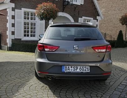 Der Seat Leon ST vor einem fast 200 Jahre "jungen" Haus in Emsbüren