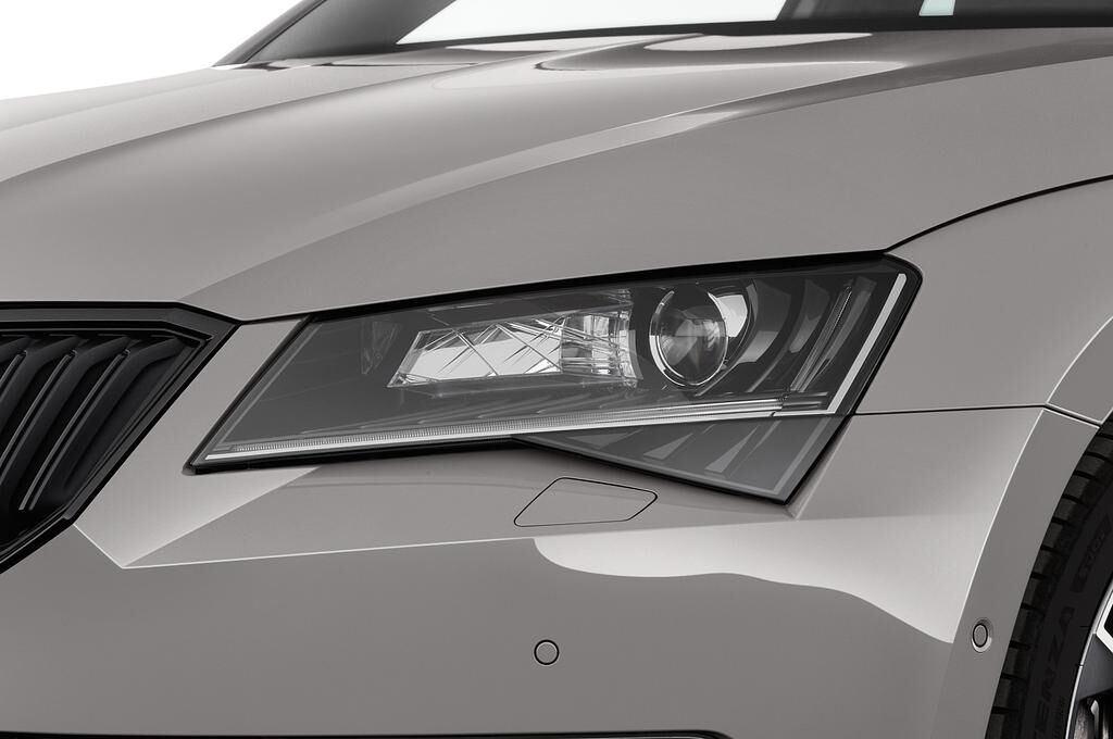 Skoda Superb Combi (Baujahr 2019) Sportline 5 Türen Scheinwerfer